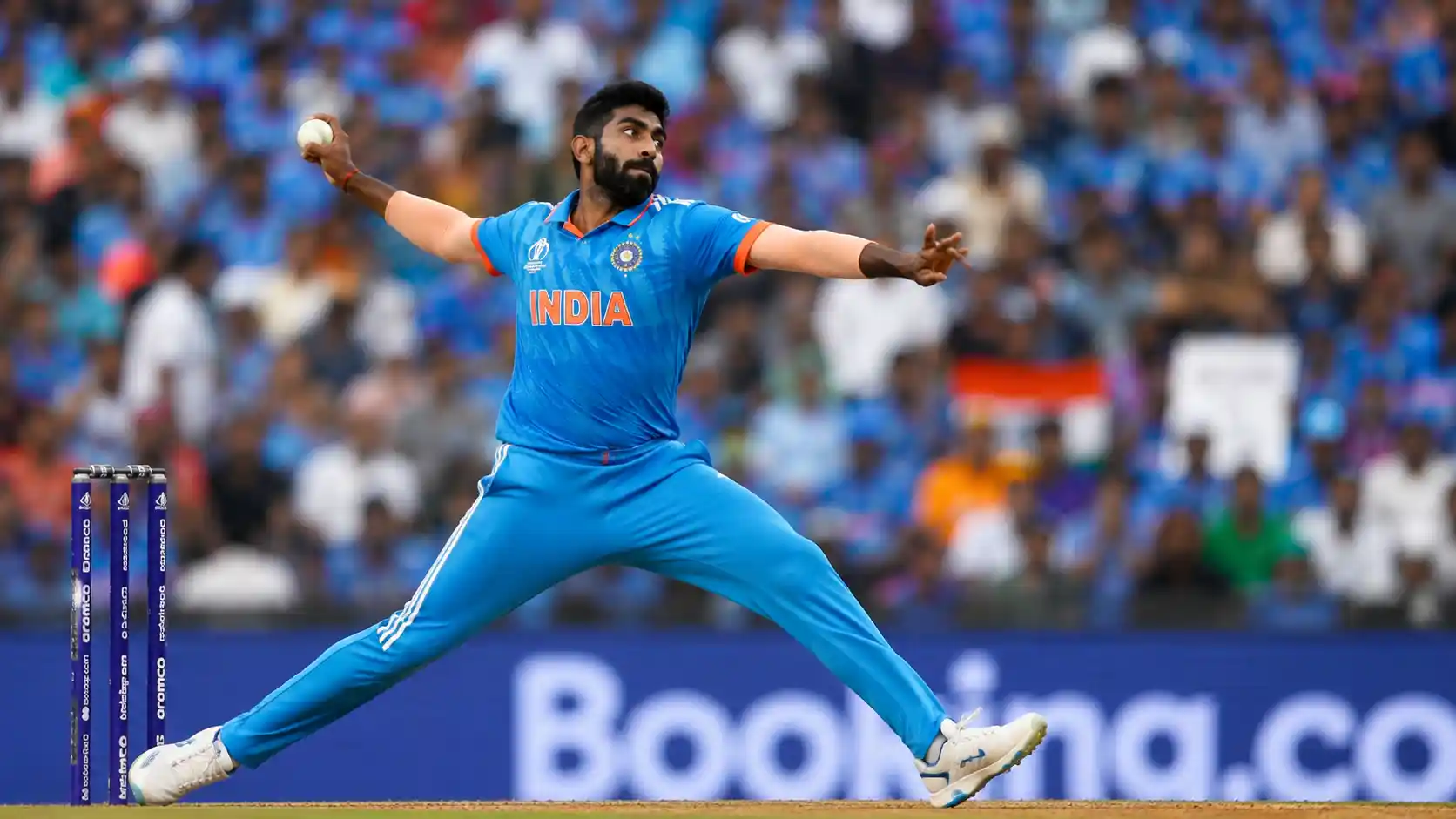 టీమిండియా స్టార్ ఫాస్ట్ బౌలర్ జస్ప్రీత్ బుమ్రా మ్యాచ్లో వేగంగా బౌలింగ్ చేస్తున్న దృశ్యం